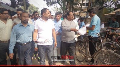 কুড়িগ্রামে লিফলেট বিতরণ করছেন বিএনপির নেতাকর্মীরা