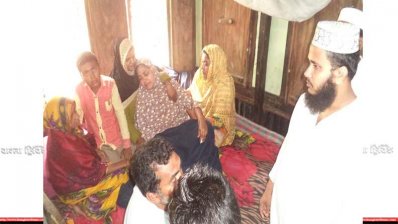 দুর্ঘটনায় আহত হওয়ার খবরে আহাজারি করছেন তার স্ত্রী