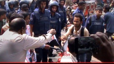 রংপুরে লিফলেট বিতরণ করেছেন বিএনপির নেতাকর্মীরা