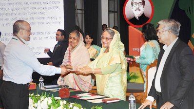 কৃষি পুরস্কার বিতরণ করছেন প্রধানমন্ত্রী শেখ হাসিনা