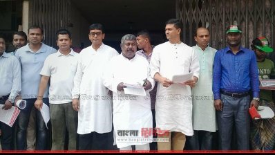 খালেদা জিয়ার মুক্তির দাবিতে  লিফলেট বিতরণ করছেন বিএনপির নেতারা