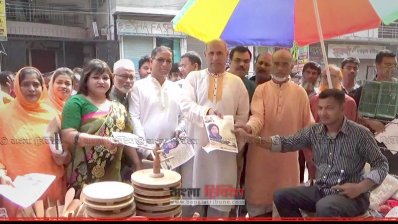 টাঙ্গাইলে লিফলেট বিতরণ করছেন বিএনপির নেতাকর্মীরা
