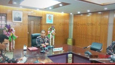 সংবাদ সম্মেলনে বিগ্রেডিয়ার জেনারেল মুজিবুর রহমান