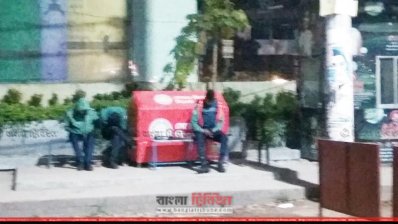 মধ্যরাতের ডিউটিতে ঘুমাচ্ছেন পুলিশ সদস্যরা, ২৭ ফেব্রুয়ারি দিবাগত মধ্যরাতে ধানমন্ডি ২৭ (পুরাতন) নম্বর থেকে তোলা ছবি
