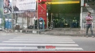 কর্তব্যরত পুলিশ সদস্যরা এভাবে ঘুমিয়ে গেলেই সক্রিয় হয় &lsquo;টানা পার্টি&rsquo;, ২৭ ফেব্রুয়ারি মধ্যরাতে আজিমপুর থেকে তোলা ছবি