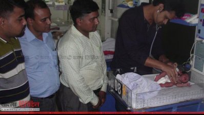 হাসপাতালে স্বাস্থ্য পরীক্ষা করা হচ্ছে শিশুটির
