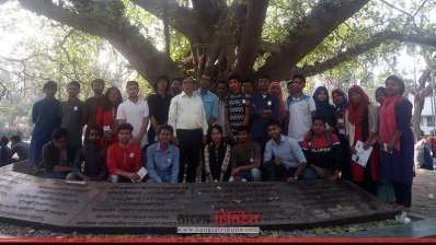 শিক্ষার্থীদের সঙ্গে সাংবাদিক অজয় দাশগুপ্ত