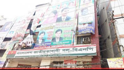 দলীয় কার্যালয়ের বারান্দায় কালো পতাকা হাতে রিজভী