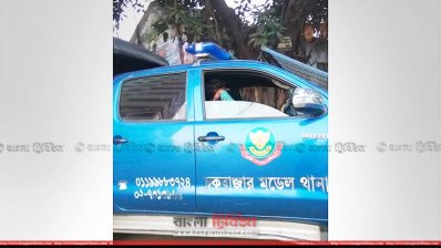 অনেক সময়ই শ্রান্তিতে চোখ বুজে আসে কর্তব্যরত পুলিশ কর্মকর্তাদের, ২৭ ফেব্রুয়ারি ফজলে রাব্বি হলের পাশে চকবাজার থানা পুলিশের গাড়ির ছবি