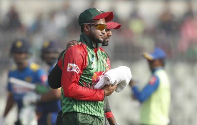 ঘরের মাঠের ত্রিদেশীয় সিরিজে চোট পেয়ে মাঠ ছাড়ছেন সাকিব