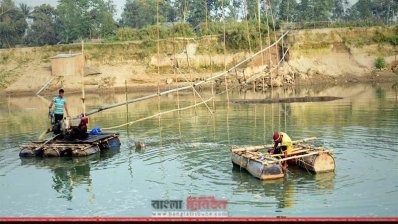 নিমগাছি ইউনিয়নে বাঙালি নদীতে একাধিক ড্রেজার বসিয়ে বালু তোলা হচ্ছে