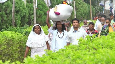 ফিরে যাচ্ছেন লালন সাধকরা। ছবি- বাংলা ট্রিবিউন