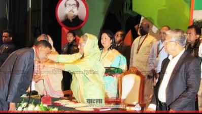 পদক নিচ্ছেন কৃষি কর্মকর্তা ড. খান মো. মনিরুজ্জামান