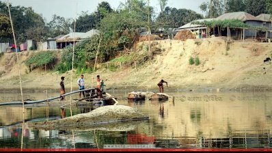 ছয় মাস ধরে এভাবে বালু তোলায় ভাঙনের মুখে পড়েছে তীরবর্তী বসতবাড়ি