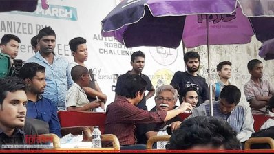 জাফর ইকবালের সঙ্গে কথা বলছেন সাইফুল ইসলাম, পেছনে দাঁড়িয়ে হামলাকারী