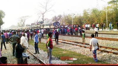ছাত্রলীগ সভাপতির ওপর হামলার ঘটনায় রেলপথ অবরোধ করে বিক্ষোভ করছেন নেতাকর্মীরা