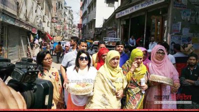 ঢাকা পুরাতন কেন্দ্রীয় কারাগারের সামনে খালেদা জিয়ার সঙ্গে সাক্ষাতের জন্য অপেক্ষমাণ ঢাকা বিশ্ববিদ্যালয়ের নারী শিক্ষকরা। অবশ্য শেষ পর্যন্ত সাক্ষাতের অনুমতি মেলেনি তাদের