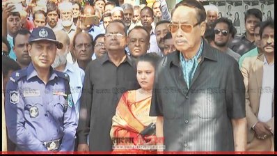 হুসেইন মুহাম্মদ এরশাদকে গার্ড অব অনার দেওয়া হচ্ছে