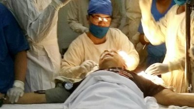 ওসমানী মেডিক্যাল কলেজ হাসপাতালে অপারেশন থিয়েটারে জাফর ইকবাল (ছবি- ফোকাস বাংলা)