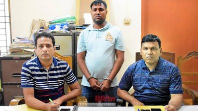 ডিবি কর্মকর্তাদের সঙ্গে এক প্রতারক