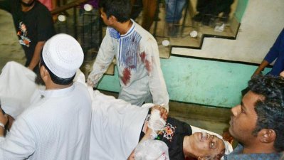 হামলার পর হাসপাতালে নেওয়া হচ্ছে জাফর ইকবালকে (ছবি- ফোকাস বাংলা)