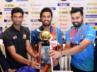 নিদাহাস ট্রফি নিয়ে তিন অধিনায়ক মাহমুদউল্লাহ, দিনেশ চান্ডিমাল ও রোহিত শর্মা। ছবি-বিসিবি