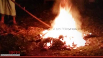 জ্বালিয়ে দেওয়া হচ্ছে ছাত্রদের মোবাইল ফোন