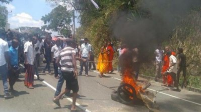 শ্রীলঙ্কায় সাম্প্রদায়িক দাঙ্গার সময় সড়কে আগুন জ্বালিয়ে অবরোধ করা হয়
