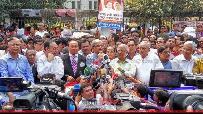 মানববন্ধনে বক্তব্য রাখছেন বিএনপি মহাসচিব মির্জা ফখরুল ইসলাম আলমগীর (ছবি: আদিত্য রিমন)