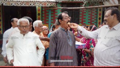 কচুয়ার দেব বাড়িতে মিষ্টি বিতরণ