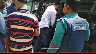 শফীউল বারী বাবুকে ডিবি কার্যালয়ে নিয়ে যাওয়া হচ্ছে