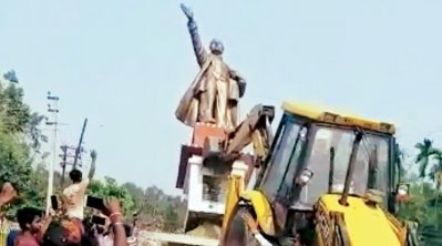 ত্রিপুরায় লেনিনের মূর্তি বুলডোজার দিয়ে গুঁড়িয়ে দেওয়া হয়