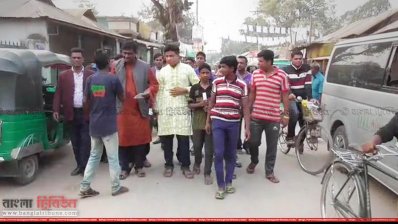 ভোট চাইছেন এক প্রার্থী