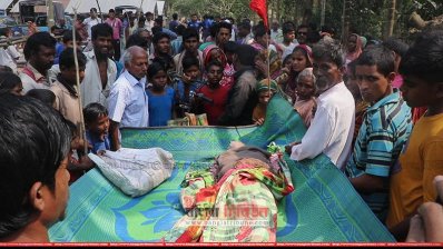 ভারতী নাথ ভট্টাচার্যের লাশের পাশে এলাকাবাসী