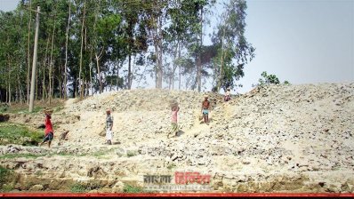 বাঁধ নির্মাণে অনিয়মের অভিযোগ উঠেছে