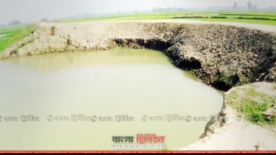জোড়াতালি দিয়ে বাঁধ নির্মাণ 