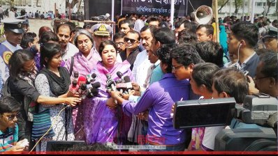 শ্রদ্ধা জানানো শেষে সাংবাদিকদের সঙ্গে কথা বলেন শিরীন শারমিন চৌধুরী