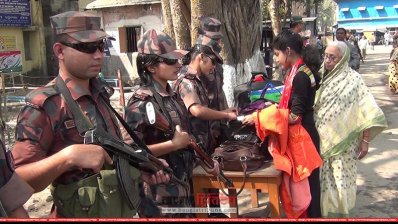 হিলি সীমান্তে পুরুষদের পাশাপাশি নারীরাও কাজ করছেন দক্ষতার সঙ্গে