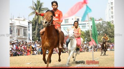 ‘আমাকে কি কেউ একটা বড় ঘোড়া কিনে দেবেন?’