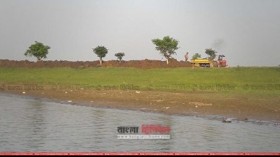 হাওরে চলছে ফসল রক্ষা বাঁধের কাজ