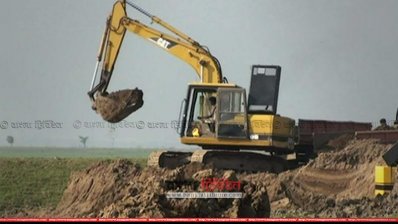 হাওরে চলছে ফসল রক্ষা বাঁধের কাজ