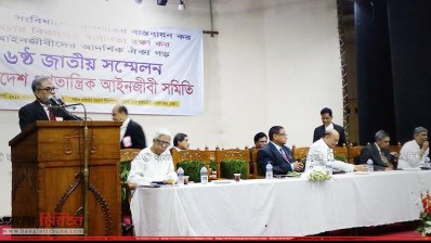 সম্মেলনে বক্তব্য রাখছেন কামাল লোহানী