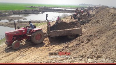 হাওরে চলছে ফসল রক্ষা বাঁধের কাজ