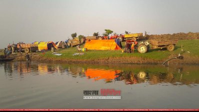 হাওরে চলছে ফসল রক্ষা বাঁধের কাজ