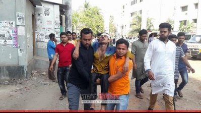 হামলায় আহত একজনকে উদ্ধার করে হাসপাতালে নিয়ে যাওয়া হচ্ছে