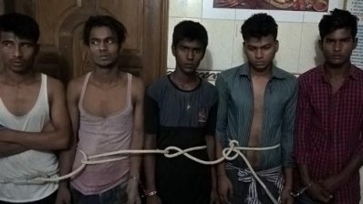 ছিনতাইকারী ছড়িয়ে আছে সারাদেশেই। ছবিতে ধৃত পাঁচ জন সিলেটের। তবে আইনের ফাঁক গলে এরা দ্রুতই বের হয়ে যায়। (ফাইল ছবি)