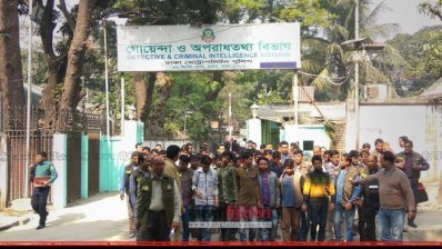 রাজধানীতে গত ২৭ ডিসেম্বর এক রাতে ৫৬ জন ছিনতাইকারীকে আটক করে পুলিশ। কিন্তু, তাদের অনেকেই আইনের ফাঁক গলে আবারও বেরিয়ে গেছে। পুলিশই বলছে, তারা বের হয়ে ফিরে গেছে পুরনো পেশায়। (ফাইল ছবি)