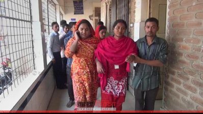 আহত একজনকে হাসপাতালে নেওয়া হচ্ছে (ছবি- প্রতিনিধি)
