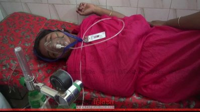 গুরুতর আহত একজনকে চিকিৎসা দেওয়া হচ্ছে (ছবি- প্রতিনিধি)