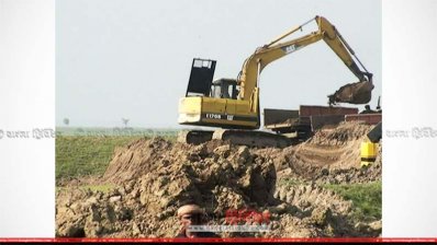 বাঁধে মাটি ফেলা হচ্ছে